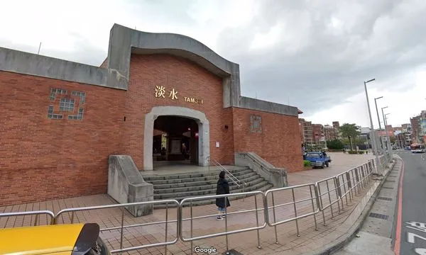 淡水捷運站外驚傳上演男女活春宮。(示意圖,翻攝自Google Maps)