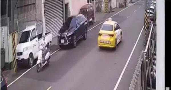 天兵駕駛自撞翻覆 母卻PO網公審「機車惡意逼車!」反被酸