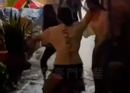 ▲▼女高中生感情糾紛夥友痛毆小三 。(圖/翻攝自網路)