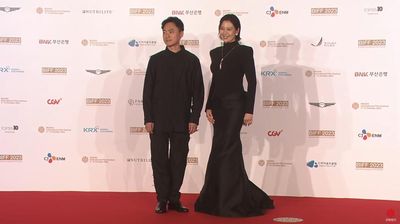 釜山電影節／劉品言絕美黑長禮服「緊張登紅毯」　燦笑宣布：莎莉來了