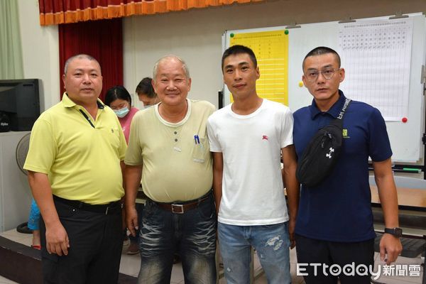 ▲下林建安宮新任主委陳國峰(右二)接下現任主委鄭瑞銘(左二)的擔子,攜手常務監委蔡俊男(左一)及總幹事陳祉諺(右一)開創新盛世。(圖/記者林東良攝,下同)