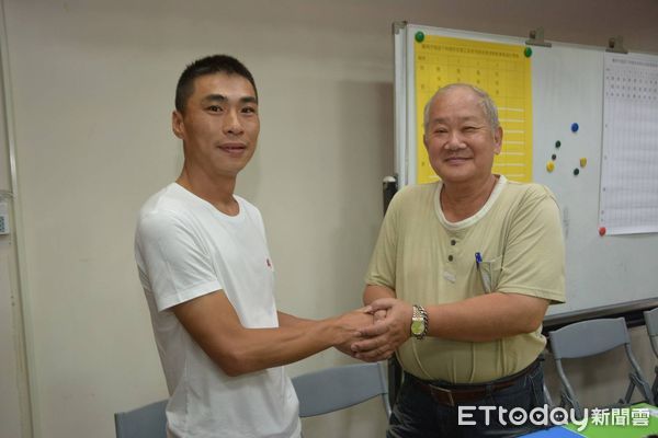 ▲下林建安宮新任主委陳國峰(右二)接下現任主委鄭瑞銘(左二)的擔子,攜手常務監委蔡俊男(左一)及總幹事陳祉諺(右一)開創新盛世。(圖/記者林東良攝,下同)