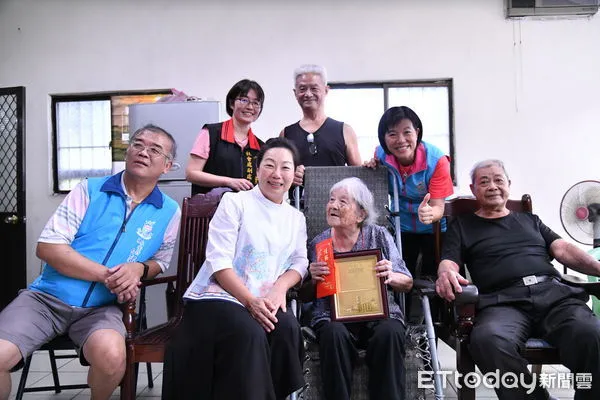▲▼花蓮縣長徐榛蔚親訪百歲人瑞致贈禮金。(圖/花蓮縣政府提供,下同)