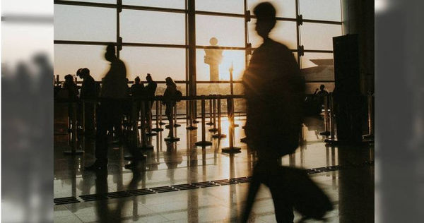 女友想趁雙十連假出國旅遊,但因男子公司限假無法多休,外加手頭很緊,實在不敢輕易答應。(示意圖/Pexels)