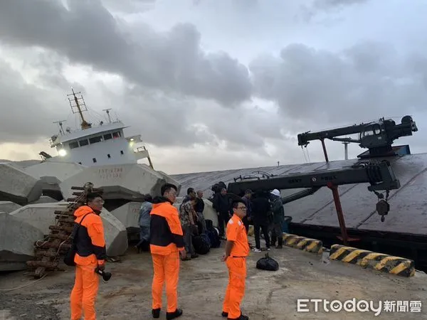 ▲▼今(6)日上午有蒙古籍貨輪船遇難,靠岸馬祖東莒。(圖/記者林名揚翻攝)