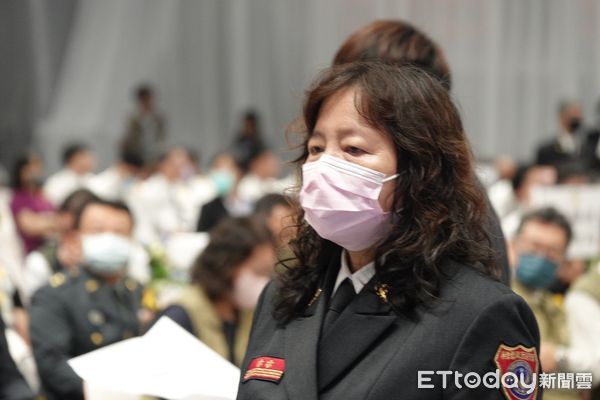 ▲▼ 屏東縣消防局長許美雪參加殉職4勇消公祭。(圖/記者吳世龍攝)