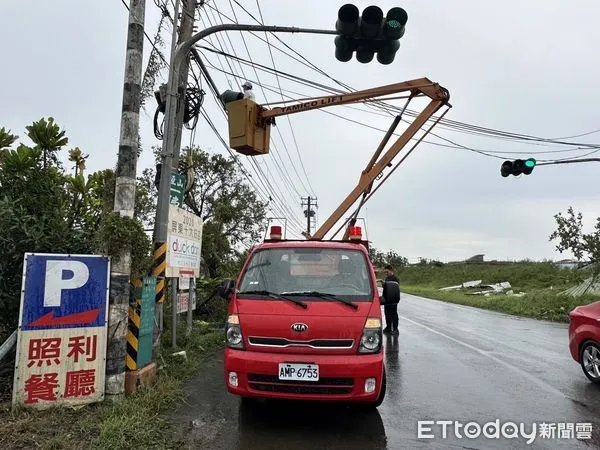 ▲縣警察局交通隊交通號誌小組人員修護號誌 。(圖/記者陳崑福翻攝)
