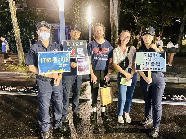 ▲▼北市保大警與文化局合作,在白晝之夜活動進行防詐宣導。(圖/北市警察局保安大隊提供)