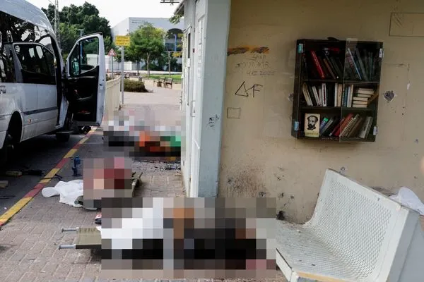 ▲▼以色列靠近加薩地區遭激進組織哈瑪斯攻擊,平民橫死街頭。(圖/路透)