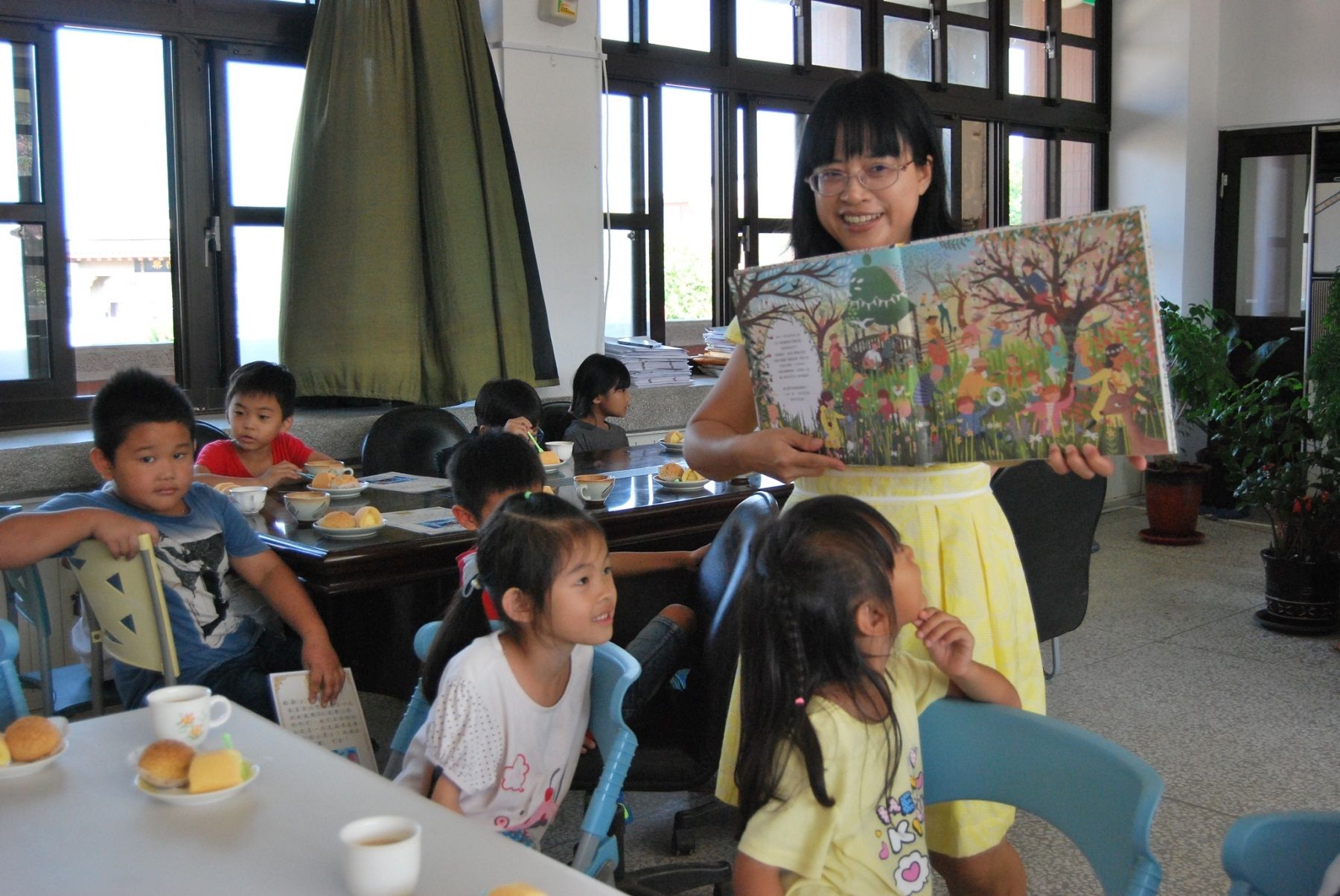 ▲▼下崙國小校長黃淑玲每年與小一新生的閱讀早茶約會。(圖/教育部提供)