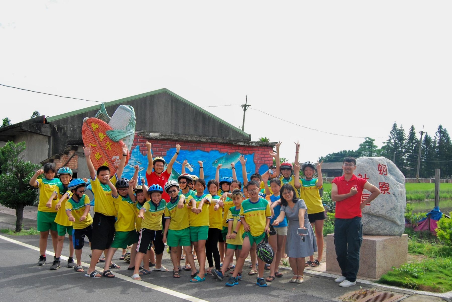 ▲▼下崙國小校長黃淑玲校長(右三)與孩子們一起參加「故鄉鐵馬行」課程(圖/教育部提供)