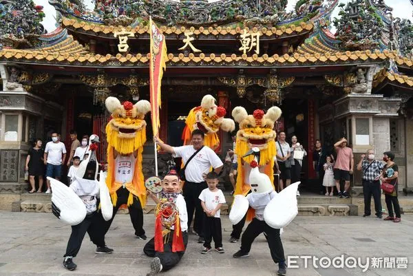 ▲北港老塗獅白鶴獅陣以金黃色傳統臺灣獅為基礎,獅鬼逗趣與獅陣互動生動活潑。(圖/記者蔡佩旻翻攝)