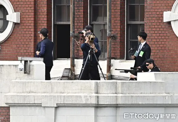 ▲▼民國112年雙十國慶大典,總統府制高點狙擊手與觀測人員就位待命。(圖/記者李毓康攝)