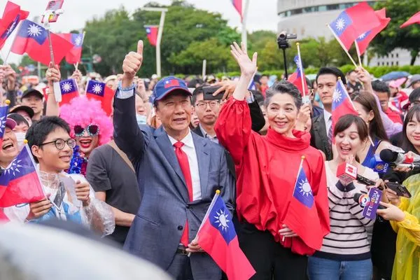 ▲▼郭台銘、賴佩霞現身北市參加國慶升旗。(圖/郭台銘競辦提供)