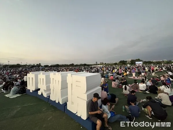 ▲▼國慶焰火,人潮。(圖/記者許權毅攝)