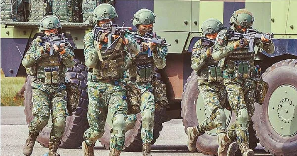 一名男網友認為,退伍後根本不會把當兵大合照拿出來看,好奇大家是否後悔砸錢購買。(示意圖/報系資料照)