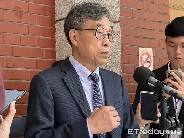 ▲農業部代理部長陳駿季接受媒體聯訪。(圖/記者楊惠琪攝)