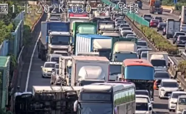 ▲▼ 國道1號北向202公里處彰化路段今(12)日9時許發生車禍。(圖/翻攝自記者爆料網)