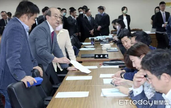 ▲▼立法院國防委員會 秘密會議 國防部部長邱國正報告業務概況 柯建銘會前疑似要立委簽保密書。(圖/記者屠惠剛攝)