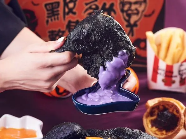 ▲▼肯德基推出應景新品「萬聖節黑皮整隻雞派對餐」全台限量1萬組。(圖/業者提供)