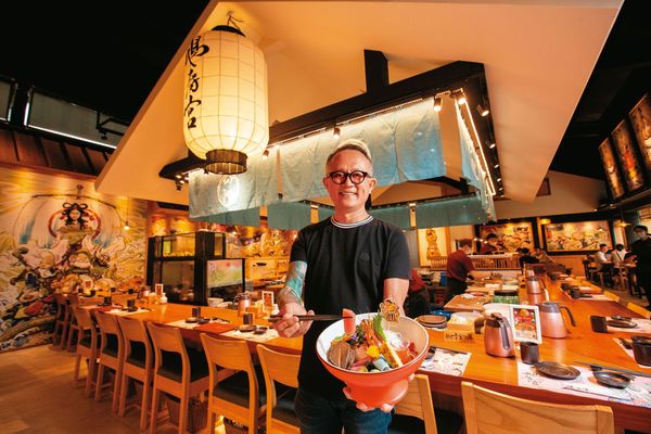 鵝房宮創辦人張志民從傳統菜市場起家,以新鮮澎湃的無菜單日式料理爆紅,再開設鵝房宮及粵菜春日宴等人氣餐廳,3間店年營業額破2億元。(1,680元/大關海鮮丼)