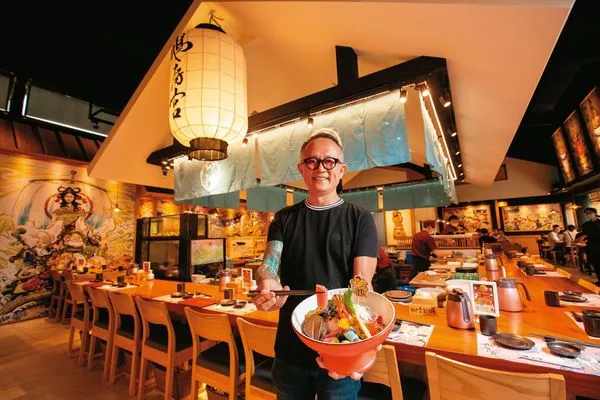 鵝房宮創辦人張志民從傳統菜市場起家,以新鮮澎湃的無菜單日式料理爆紅,再開設鵝房宮及粵菜春日宴等人氣餐廳,3間店年營業額破2億元。(1,680元/大關海鮮丼)