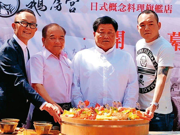 大甲鎮瀾宮董事長顏清標一吃成主顧,還成為股東,樂團玖壹壹的春風也是鵝房宮常客。(張志民提供)