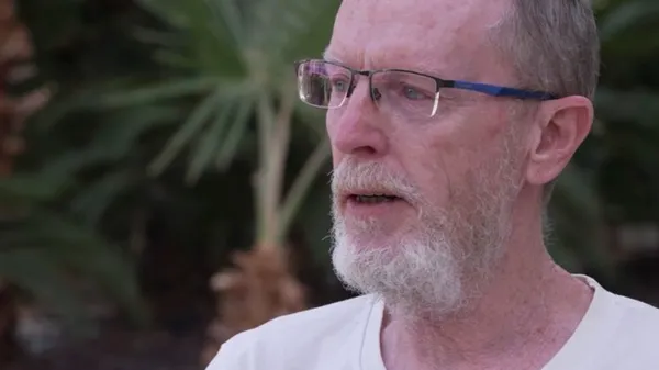 發現8歲女兒遭哈瑪斯屠殺 以色列爸心碎微笑:死亡比被俘虜好。(圖/翻攝自推特)