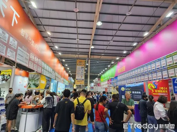 ▲五星飯店餐券最低45折,台中國際旅展人潮擠爆。(圖/記者游瓊華攝)