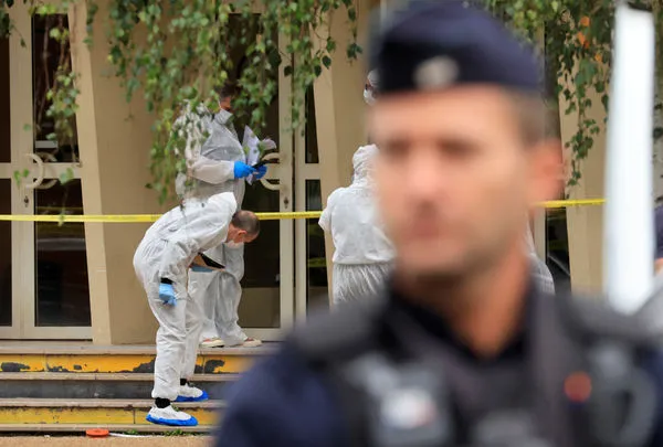 ▲▼法國北部阿拉斯一所學校教師遭持刀攻擊身亡。(圖/路透)