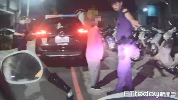 ▲▼ 高雄婦半夜幫友慶生返家,無照又酒駕當場遭逮。(圖/記者賴文萱翻攝)