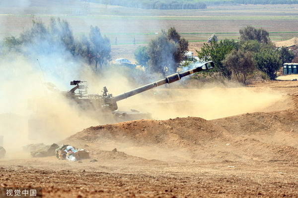 ▲▼以色列塞代羅特距離加薩僅1英里，駐紮在邊境軍事區的以色列砲兵部隊發動攻擊、煙霧瀰漫。（圖／CFP）