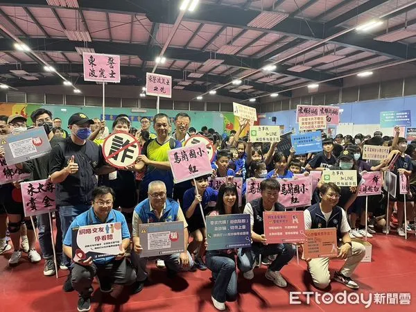 ▲台東分局結合社區桌球聯誼賽向民眾宣導反詐騙。(圖/記者楊漢聲翻攝)