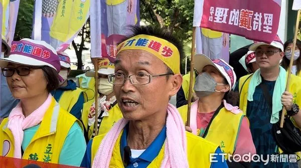 ▲「地表最強里長」陳永和,以無黨籍參選台南市第六選區立委,他率支持者徒步遊行,訴求終結政黨惡鬥。(圖/記者林東良翻攝,下同)