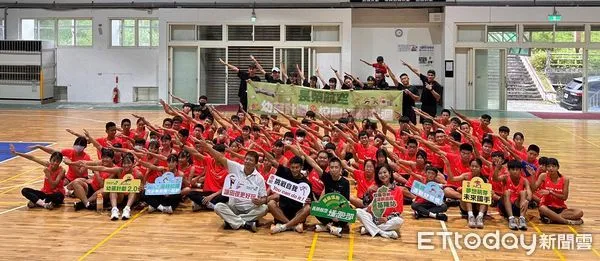 ▲▼長榮航空城市觀光馬拉松「幼苗計畫-校園深耕巡迴」第四站,今(5)日在基隆建德國中熱鬧登場,由基隆市邱佩琳副市長(第一排右一)和長榮航空林玄修協理(第一排右二)共同主持。。(圖/長榮)