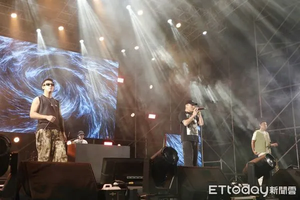 ▲2023年全國運動會暖場活動「市民之夜」,14日晚上6時許在體育之心廣場熱情引爆,知名藝人團體接力精采演出。(圖/記者林東良翻攝,下同)