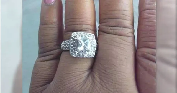 準新娘想分享了一張戴著巨大鑽戒的照片,但網友全部歪樓。(圖/翻攝自臉書)