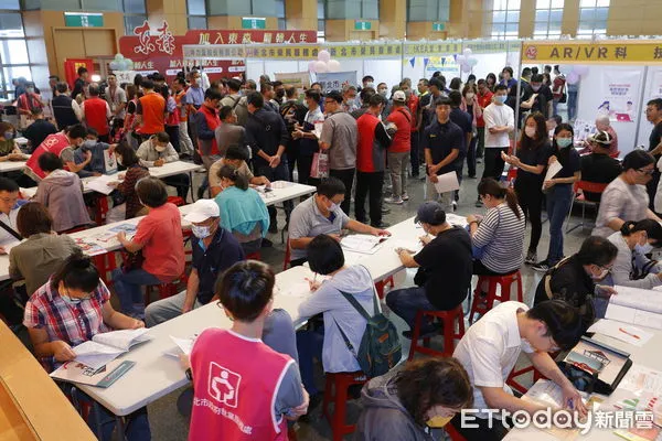 ▲▼2023新北就業博覽會17日在新北市政府盛大展開,東森集團現場設攤釋出大量職缺招募優秀人才,吸引不少謀職者前來求職。(圖/記者湯興漢攝)
