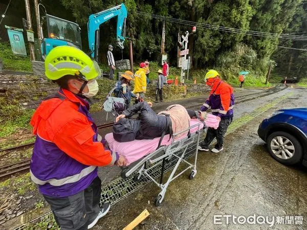 ▲▼ 一名齊姓女登山客15日與友人前往阿里山眠月線登山時,因腰椎盤突出舊疾發作無法行走。(圖/記者翁伊森翻攝)