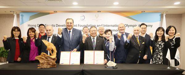 ▲財團法人宏道運動發展基金會今天(19日)與國際奧林匹克學院簽署捐贈協議。 (圖/宏道運動發展基金會提供)