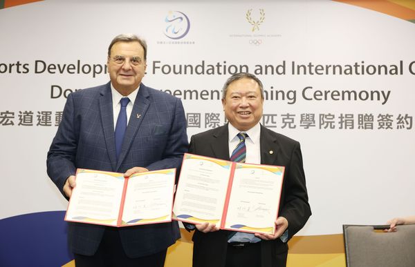 ▲財團法人宏道運動發展基金會今天(19日)與國際奧林匹克學院簽署捐贈協議。 (圖/宏道運動發展基金會提供)