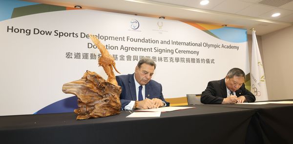 ▲財團法人宏道運動發展基金會今天(19日)與國際奧林匹克學院簽署捐贈協議。 (圖/宏道運動發展基金會提供)