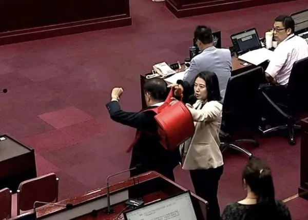 ▲北市議員何孟樺請教育局長背小學生書包。(圖/何孟樺臉書)