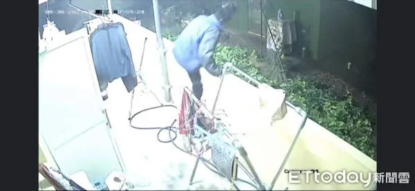 ▲陳男翻越圍牆畫面 。(圖/取自我臉犁頭鏢臉書)