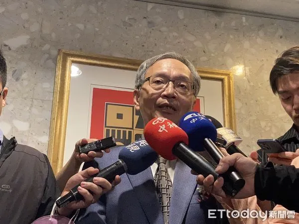 ▲▼衛福部長薛瑞元出席醫療奉獻獎頒獎典禮受訪。(圖/記者洪巧藍攝)