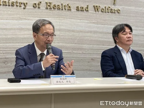 ▲▼衞福部邀集各職類醫事人員全國聯合會代表,召開意見交流會議,衛福部長薛瑞元(左)、衛福部次長王必勝(右)。(圖/記者洪巧藍攝)