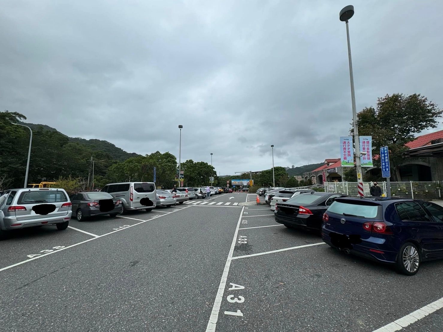 ▲石碇服務區停車場已滿。(圖/翻攝自Facebook/通勤者之歌)