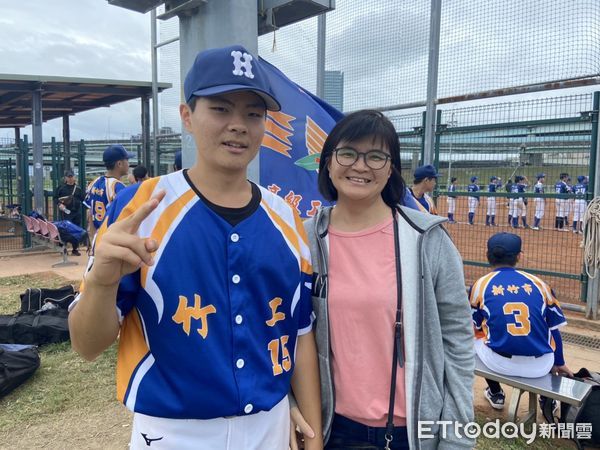 ▲張廷崙和媽媽 。(圖/記者馮茵攝)