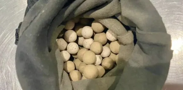 ▲旅客攜帶「保健石」入境大連時,被查出含有過量1050倍的輻射物質。(圖/翻攝每日經濟新聞)