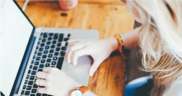 有許多家長因為害怕自己的孩子對3C產品上癮,所以會限制使用時間或是完全不給孩子使用,希望孩子能更加善用時間。(示意圖/pixabay )